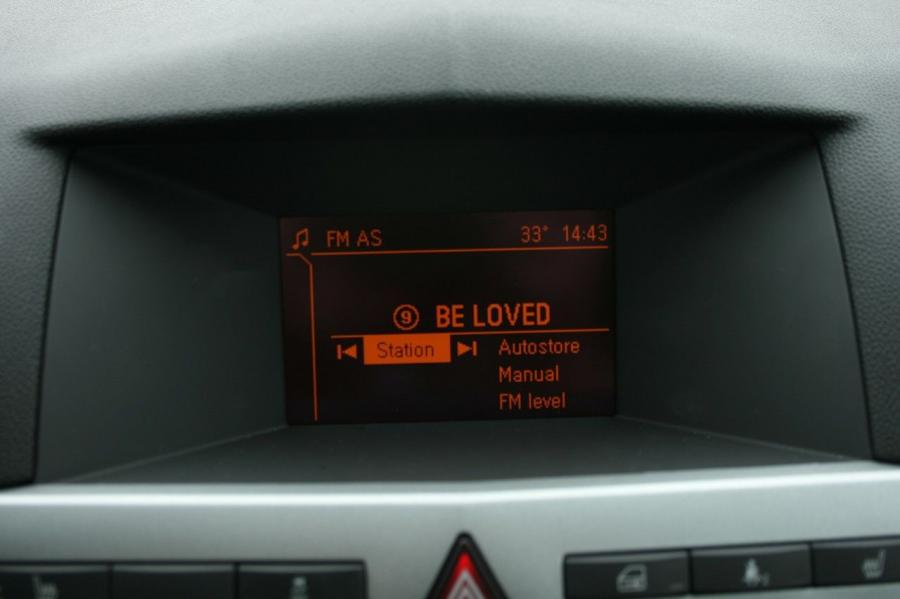 Детали интерьера Saturn Astra XR 5-Door 2008 года  (фото 42 из 47)